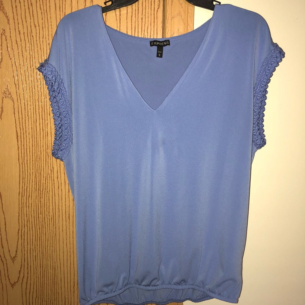 Express V neck banded hem work top. Sz L